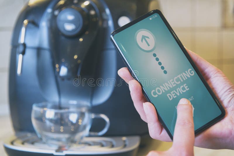 Máquina de conexão do café com telefone esperto imagem de stock Máquina de conexão do café com telefone esperto imagem de stock