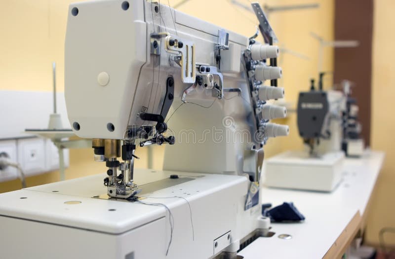 Máquina de coser y manos foto de archivo. Imagen de material 12112364