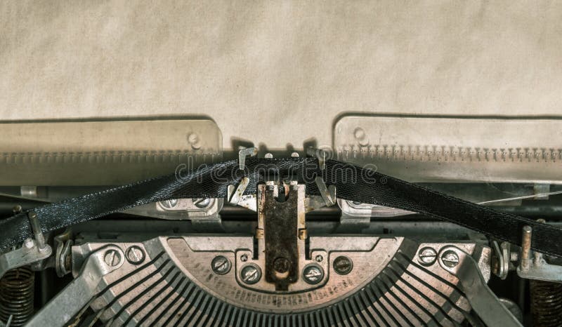 Máquina de escribir vieja del vintage con el papel en blanco Primer