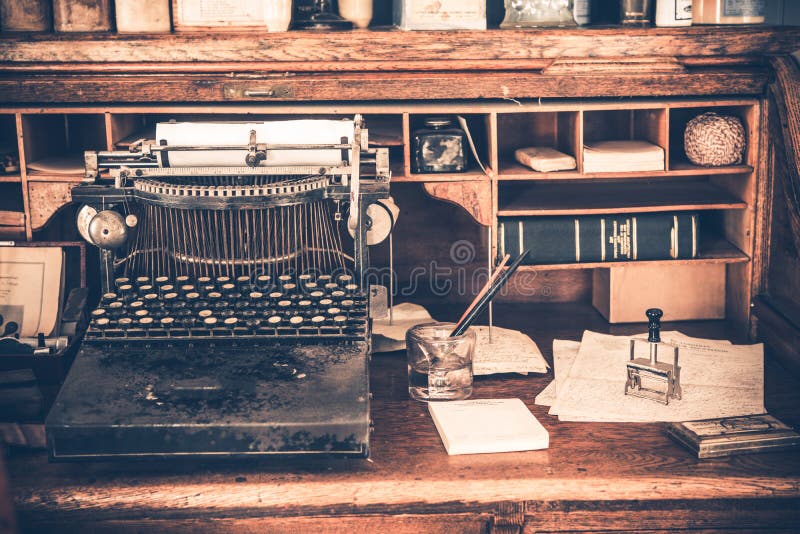 Máquina de escribir vieja del vintage del escritorio foto de archivo libre de regalías Máquina de escribir vieja del vintage del escritorio foto de archivo libre de regalías