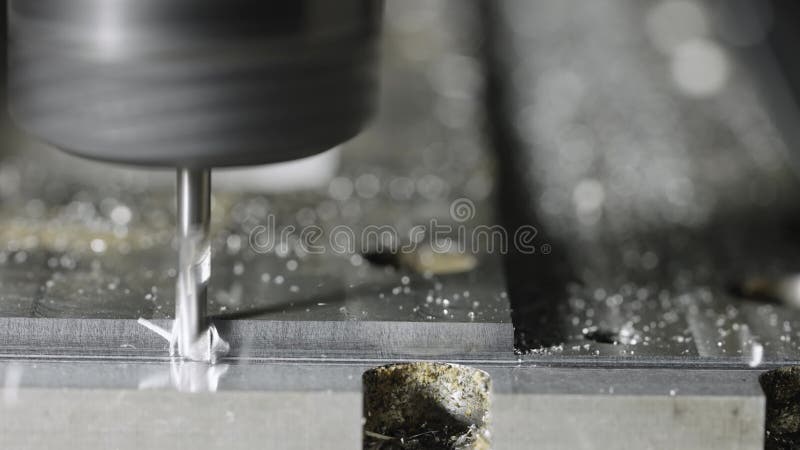 Máquina de fresado cnc automático de corte de piezas de metal con afeitado en fábrica. fabricación de metales almacen de metraje de vídeo