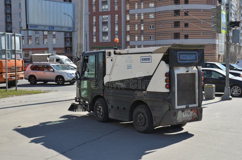 Máquina de lavar que limpa as ruas da capital do norte de Rússia, equipamento de limpeza multifuncional imagens de stock Máquina de lavar que limpa as ruas da capital do norte de Rússia, equipamento de limpeza multifuncional imagens de stock