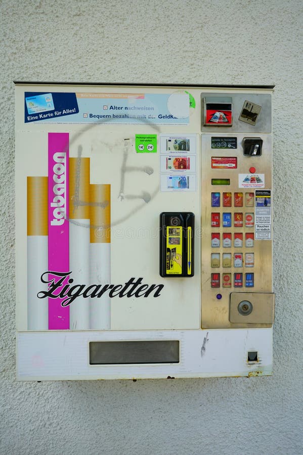 Máquina de venda automática exterior do cigarro em Europa foto de stock royalty free Máquina de venda automática exterior do cigarro em Europa foto de stock royalty free