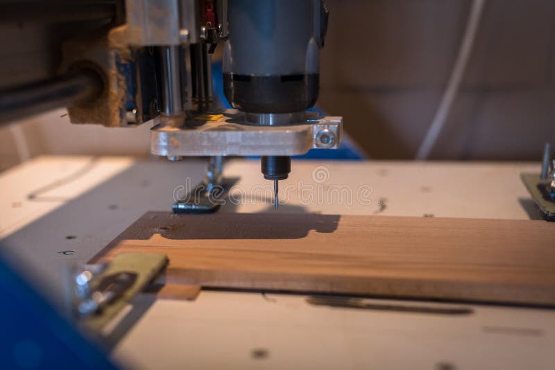 Máquina del CNC, tienda de la carpintería, el concepto de una afición, foto de archivo libre de regalías Máquina del CNC, tienda de la carpintería, el concepto de una afición, foto de archivo libre de regalías