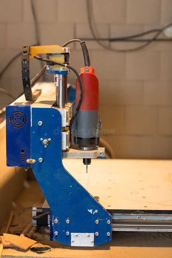 Máquina del CNC, tienda de la carpintería, el concepto de una afición, foto de archivo libre de regalías Máquina del CNC, tienda de la carpintería, el concepto de una afición, foto de archivo libre de regalías