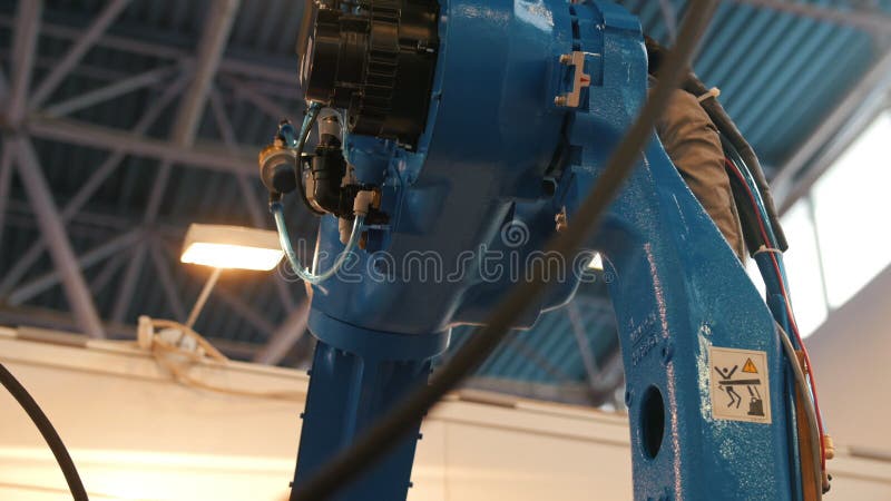 Máquina robótica automatizada - brazo mecánico para la soldadura industrial