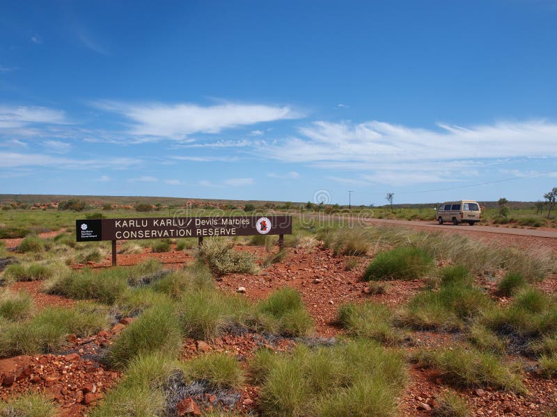 Entrada para Devils Marbles foto de stock