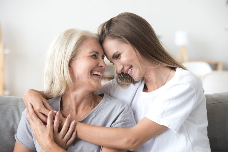 Más vieja madre cariñosa feliz y risa milenaria crecida de la hija fotos de archivo libres de regalías