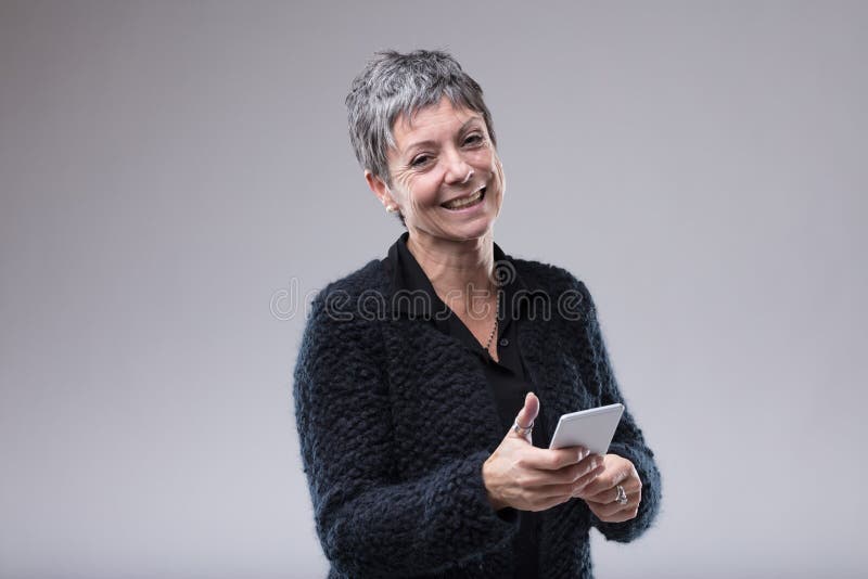 Más vieja mujer carismática con una sonrisa dulce fotos de archivo Más vieja mujer carismática con una sonrisa dulce fotos de archivo