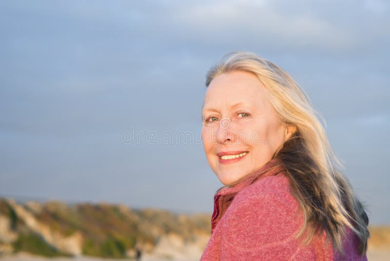 Más vieja mujer sonriente feliz imagen de archivo libre de regalías Más vieja mujer sonriente feliz imagen de archivo libre de regalías