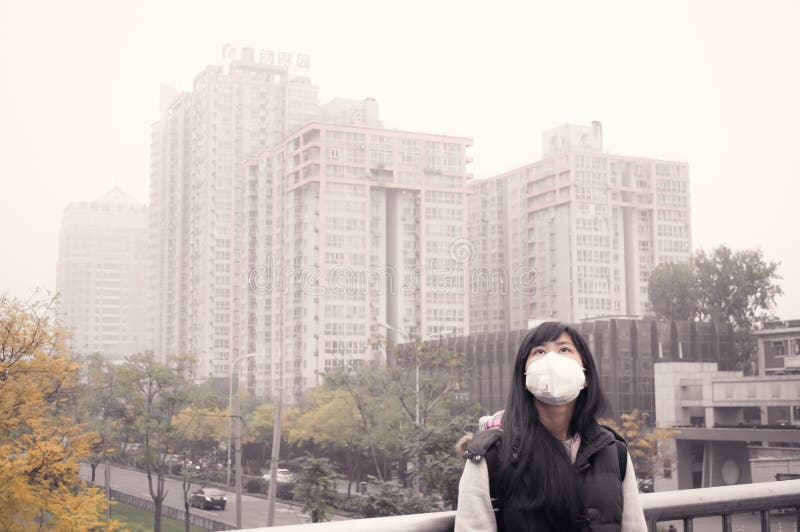Máscara de la boca de la muchacha que lleva asiática contra la contaminación atmosférica de la neblina 2 imagen de archivo libre de regalías Máscara de la boca de la muchacha que lleva asiática contra la contaminación atmosférica de la neblina 2 imagen de archivo libre de regalías