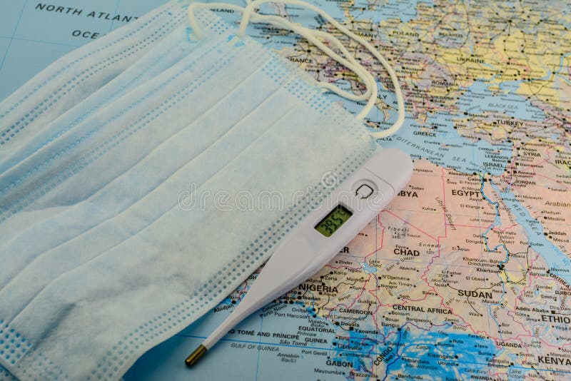 Máscara de proteção médica no mapa mundial Covid-19 máscara facial, termômetro Vírus na Europa imagem de stock Máscara de proteção médica no mapa mundial Covid-19 máscara facial, termômetro Vírus na Europa imagem de stock