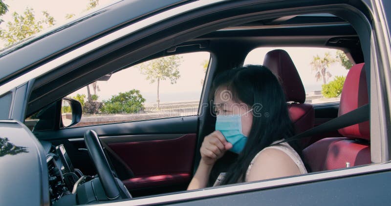 Máscara enferma de desgaste de joven y conducción de vehículos almacen de video