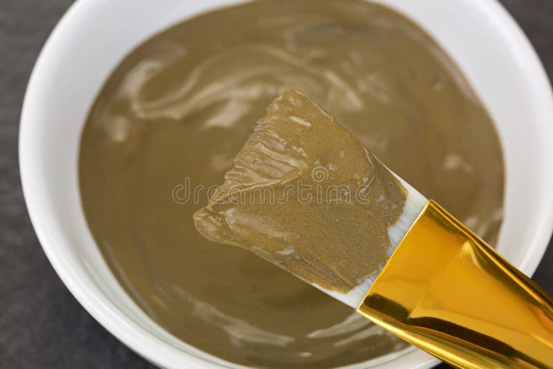 Máscara mineral da argila da lama do Mar Morto de Israel no maski facial branco imagem de stock Máscara mineral da argila da lama do Mar Morto de Israel no maski facial branco imagem de stock