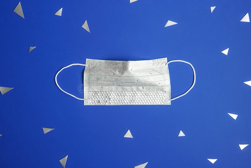 Máscara médica com rochas em fundo azul imagem de stock