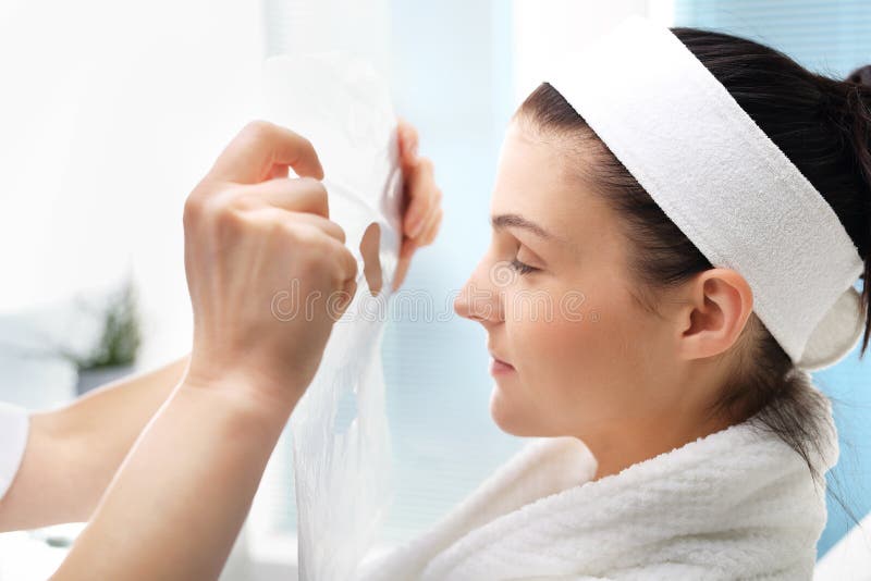 Máscara, uma mulher no salão de beleza foto de stock Máscara, uma mulher no salão de beleza foto de stock