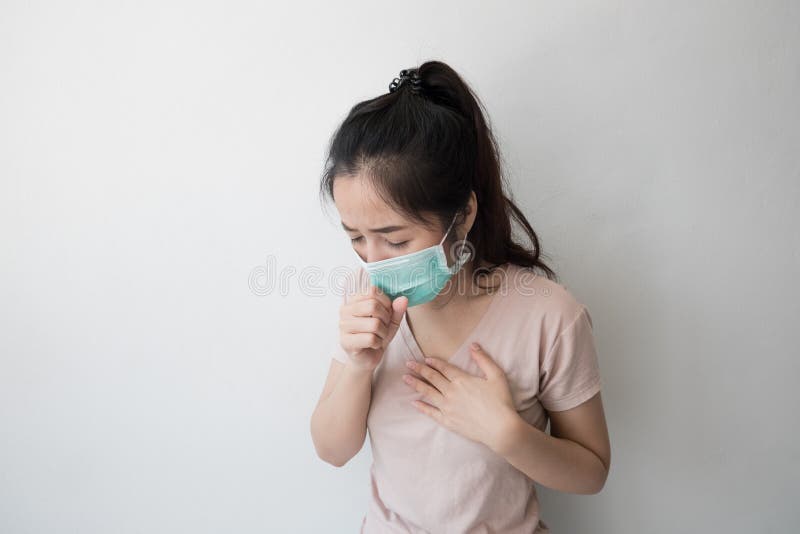 Máscaras asiáticas de la salud de la ropa de mujer para prevenir los gérmenes y los pensamientos del polvo sobre atención sanitar foto de archivo Máscaras asiáticas de la salud de la ropa de mujer para prevenir los gérmenes y los pensamientos del polvo sobre atención sanitar foto de archivo