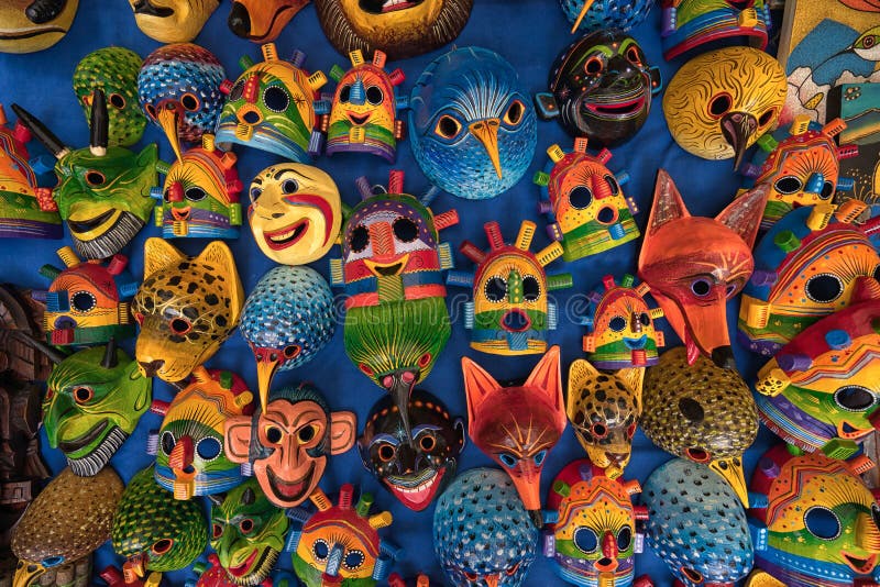 Máscaras indígenas coloridas en Otavalo Ecuador imagen de archivo libre de regalías Máscaras indígenas coloridas en Otavalo Ecuador imagen de archivo libre de regalías