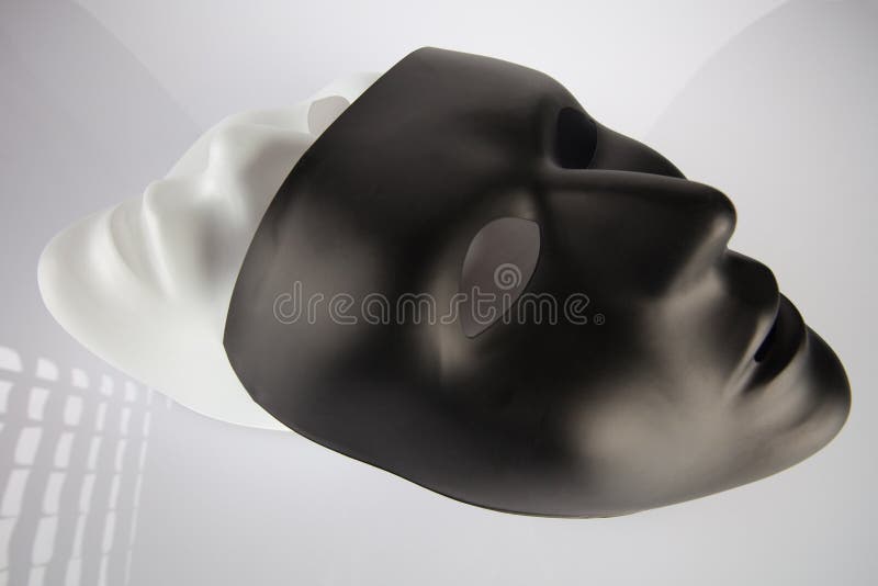 Máscaras preto e branco empilhadas sobre se no refl branco foto de stock royalty free Máscaras preto e branco empilhadas sobre se no refl branco foto de stock royalty free