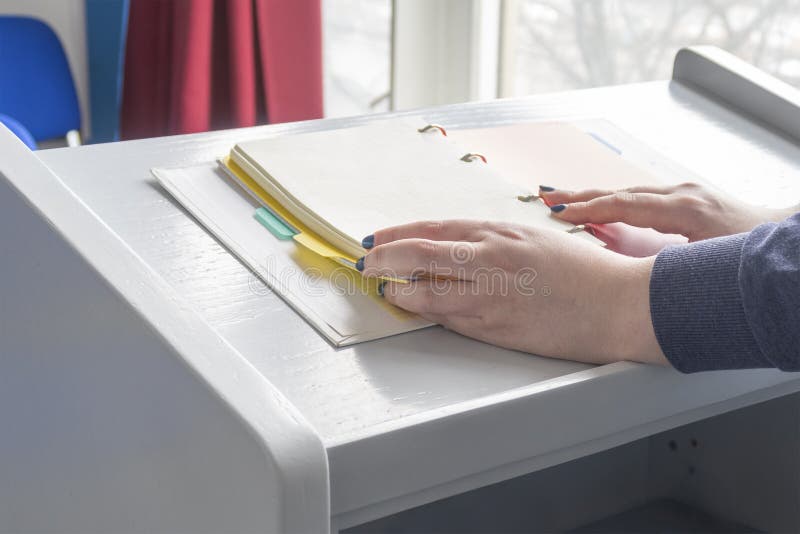 Mâini de fată la școală cu notebook-ul open builder. fereastră în fundal royalty free stock photo