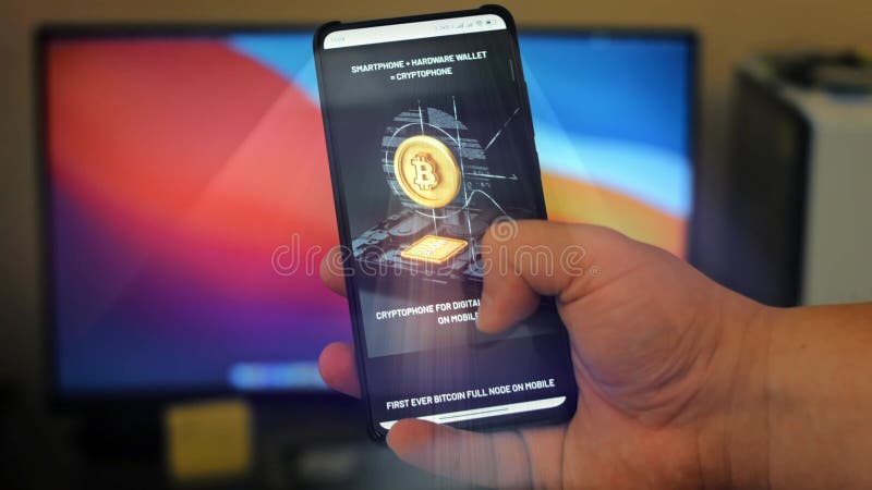 Mâle caucasien effectuant un paiement avec bitcoins cryptomonnaie en utilisant son smartphone. conception d'interface d'applicatio banque de vidéos