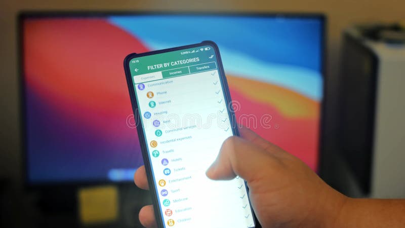 Mâle caucasien effectuant un paiement avec bitcoins cryptomonnaie en utilisant son smartphone. conception d'interface d'applicatio clips vidéos
