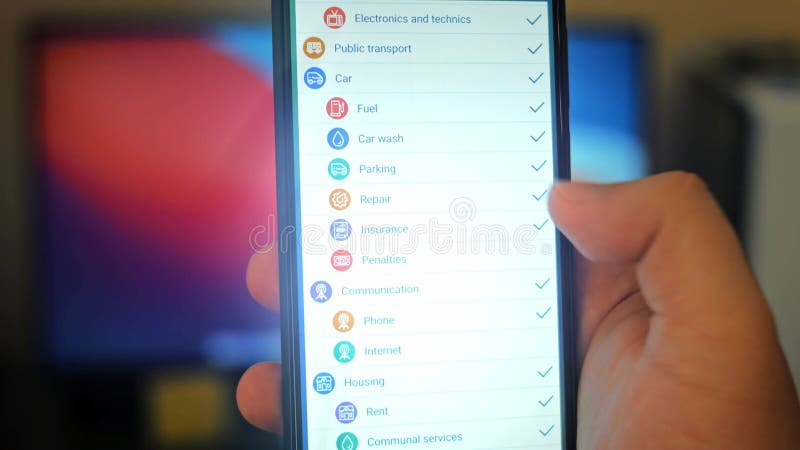 Mâle caucasien effectuant un paiement avec bitcoins cryptomonnaie en utilisant son smartphone. conception d'interface d'applicatio banque de vidéos