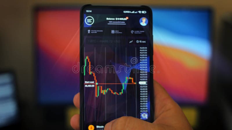 Mâle caucasien effectuant un paiement avec bitcoins cryptomonnaie en utilisant son smartphone. conception d'interface d'applicatio banque de vidéos