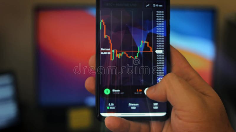 Mâle caucasien effectuant un paiement avec bitcoins cryptomonnaie en utilisant son smartphone. conception d'interface d'applicatio banque de vidéos