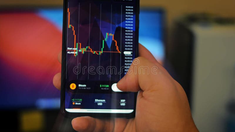 Mâle caucasien effectuant un paiement avec bitcoins cryptomonnaie en utilisant son smartphone. conception d'interface d'applicatio banque de vidéos