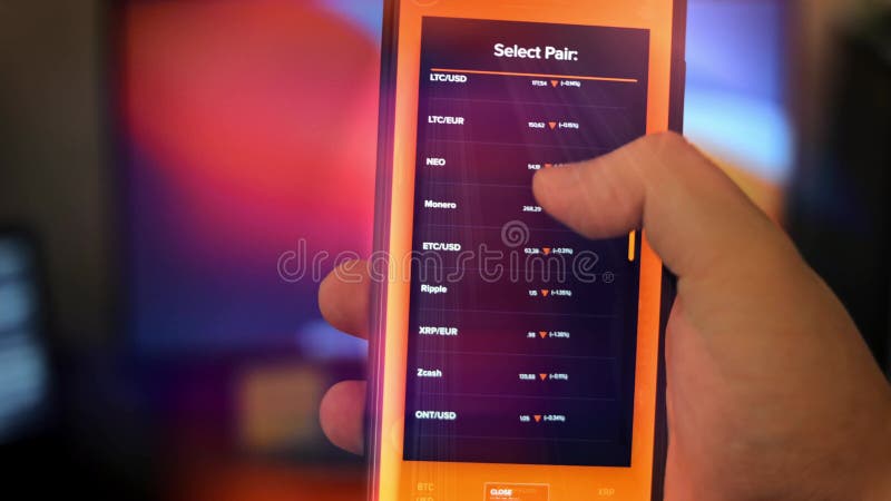 Mâle caucasien effectuant un paiement avec bitcoins cryptomonnaie en utilisant son smartphone. conception d'interface d'applicatio banque de vidéos