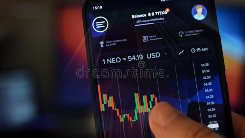 Mâle caucasien effectuant un paiement avec bitcoins cryptomonnaie en utilisant son smartphone. conception d'interface d'applicatio clips vidéos