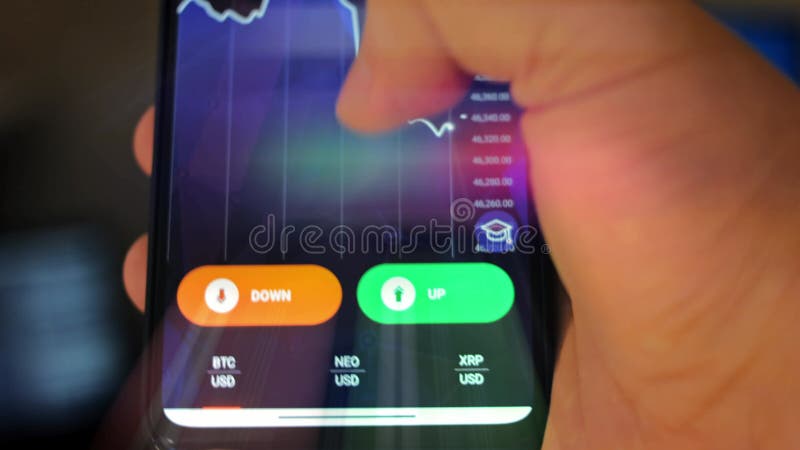 Mâle caucasien effectuant un paiement avec bitcoins cryptomonnaie en utilisant son smartphone. conception d'interface d'applicatio banque de vidéos