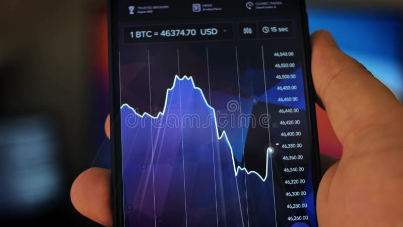Mâle caucasien effectuant un paiement avec bitcoins cryptomonnaie en utilisant son smartphone. conception d'interface d'applicatio banque de vidéos