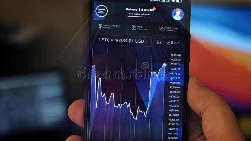 Mâle caucasien effectuant un paiement avec bitcoins cryptomonnaie en utilisant son smartphone. conception d'interface d'applicatio banque de vidéos