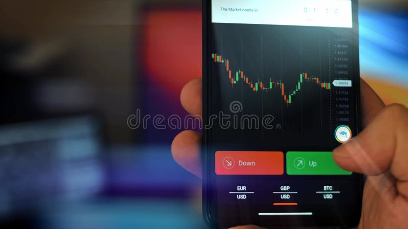 Mâle caucasien effectuant un paiement avec bitcoins cryptomonnaie en utilisant son smartphone. conception d'interface d'applicatio clips vidéos