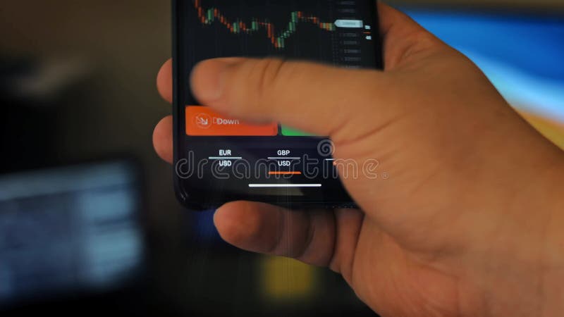 Mâle caucasien effectuant un paiement avec bitcoins cryptomonnaie en utilisant son smartphone. conception d'interface d'applicatio banque de vidéos