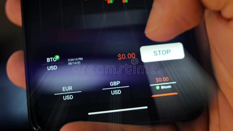 Mâle caucasien effectuant un paiement avec bitcoins cryptomonnaie en utilisant son smartphone. conception d'interface d'applicatio banque de vidéos