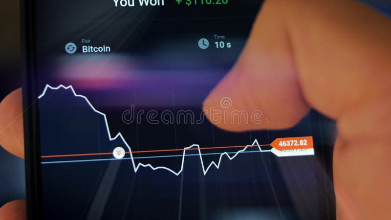 Mâle caucasien effectuant un paiement avec bitcoins cryptomonnaie en utilisant son smartphone. conception d'interface d'applicatio banque de vidéos