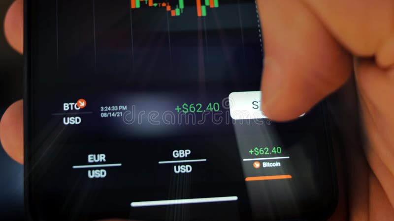 Mâle caucasien effectuant un paiement avec bitcoins cryptomonnaie en utilisant son smartphone. conception d'interface d'applicatio clips vidéos