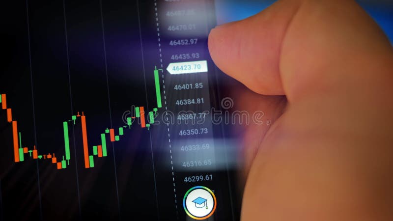 Mâle caucasien effectuant un paiement avec bitcoins cryptomonnaie en utilisant son smartphone. conception d'interface d'applicatio banque de vidéos