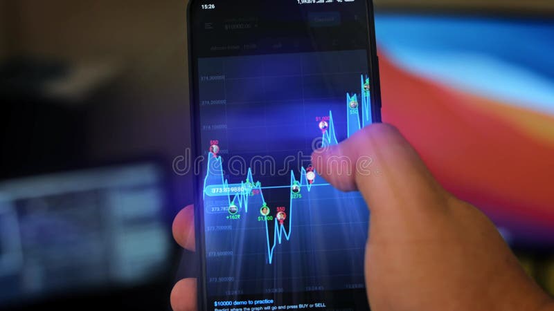 Mâle caucasien effectuant un paiement avec bitcoins cryptomonnaie en utilisant son smartphone. conception d'interface d'applicatio banque de vidéos