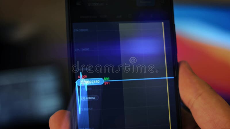 Mâle caucasien effectuant un paiement avec bitcoins cryptomonnaie en utilisant son smartphone. conception d'interface d'applicatio clips vidéos
