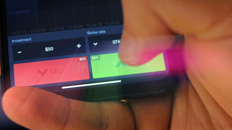 Mâle caucasien effectuant un paiement avec bitcoins cryptomonnaie en utilisant son smartphone. conception d'interface d'applicatio banque de vidéos