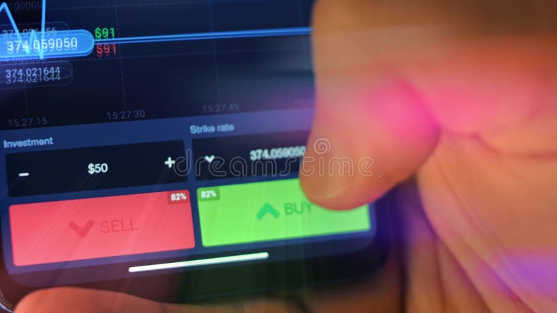 Mâle caucasien effectuant un paiement avec bitcoins cryptomonnaie en utilisant son smartphone. conception d'interface d'applicatio banque de vidéos