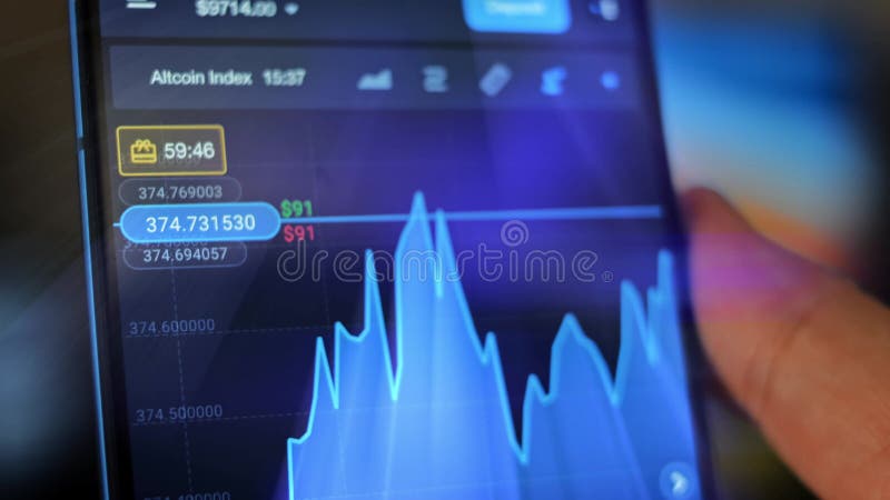 Mâle caucasien effectuant un paiement avec bitcoins cryptomonnaie en utilisant son smartphone. conception d'interface d'applicatio banque de vidéos