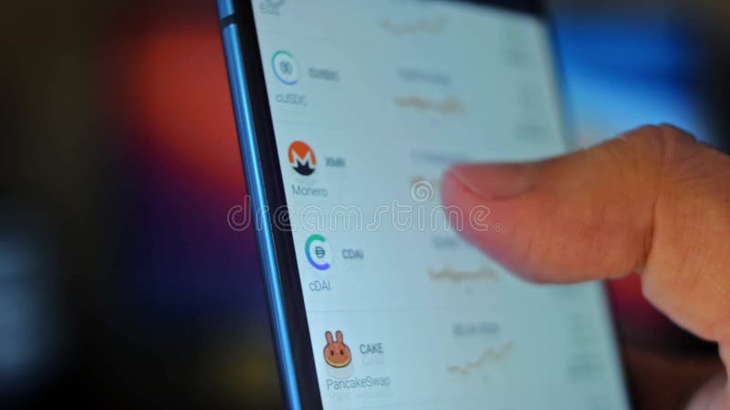 Mâle caucasien effectuant un paiement avec bitcoins cryptomonnaie en utilisant son smartphone. conception d'interface d'applicatio clips vidéos