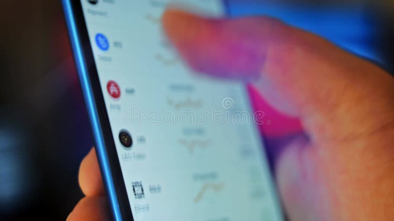 Mâle caucasien effectuant un paiement avec bitcoins cryptomonnaie en utilisant son smartphone. conception d'interface d'applicatio banque de vidéos