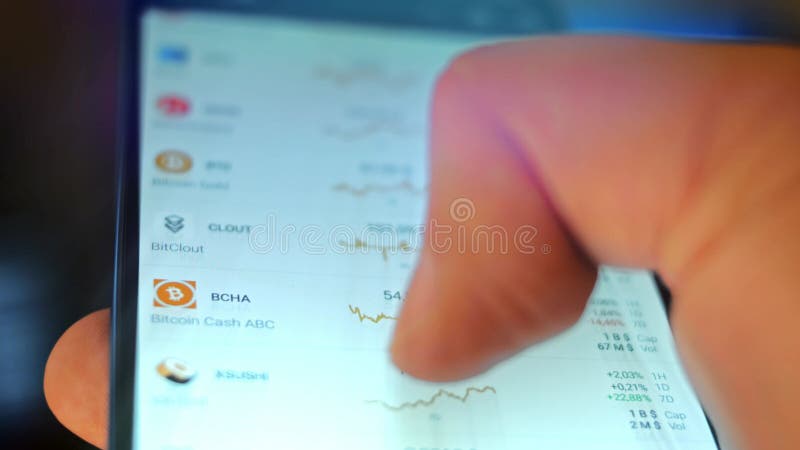 Mâle caucasien effectuant un paiement avec bitcoins cryptomonnaie en utilisant son smartphone. conception d'interface d'applicatio clips vidéos