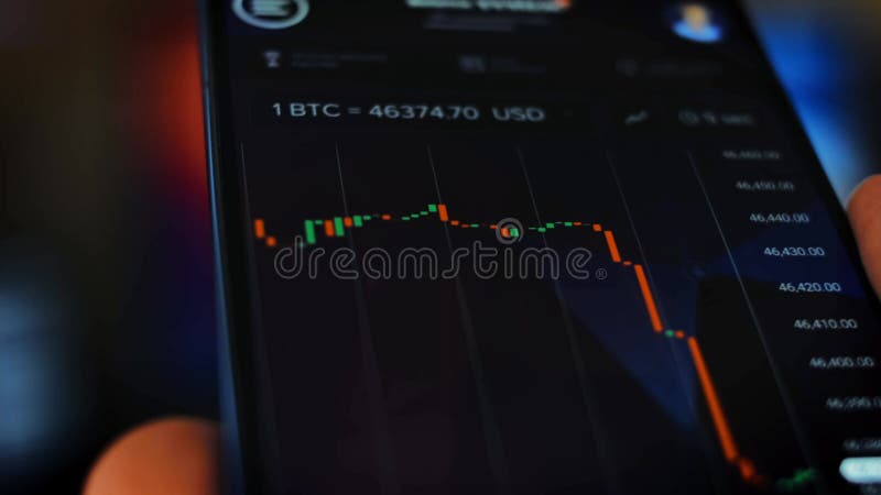 Mâle caucasien effectuant un paiement avec bitcoins cryptomonnaie en utilisant son smartphone. conception d'interface d'applicatio clips vidéos